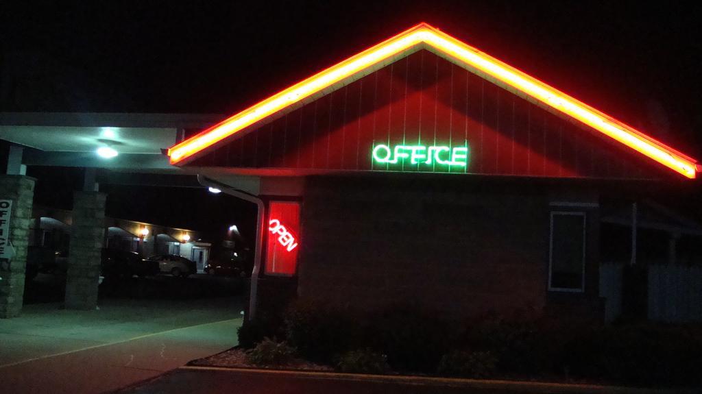 Pinconning Trail Inn Motel 외부 사진