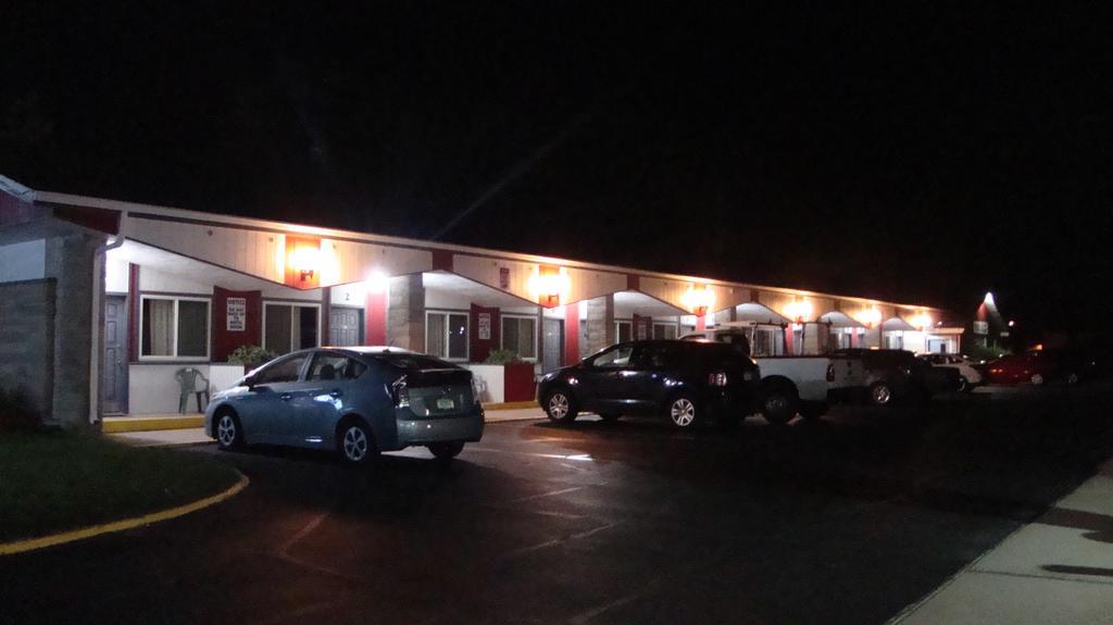 Pinconning Trail Inn Motel 외부 사진
