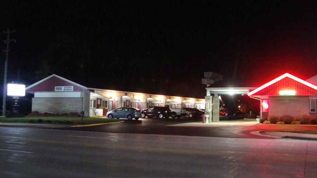 Pinconning Trail Inn Motel 외부 사진