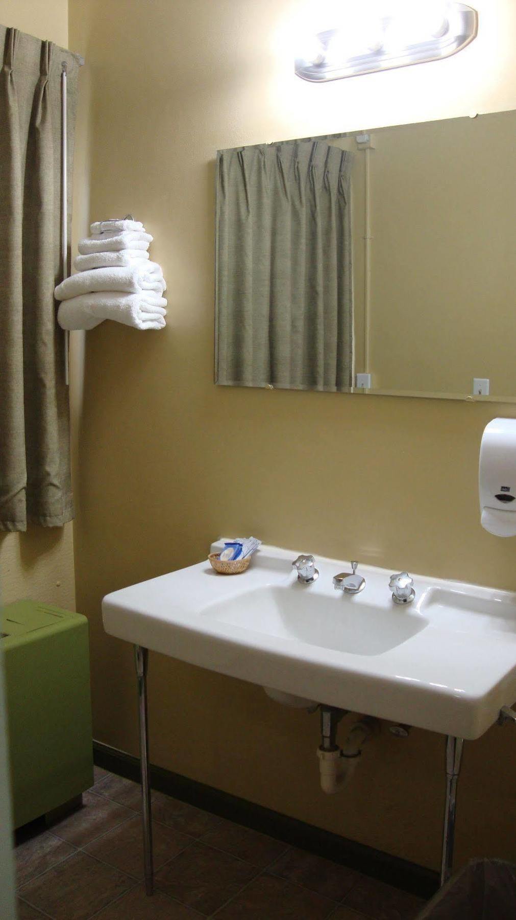Pinconning Trail Inn Motel 외부 사진