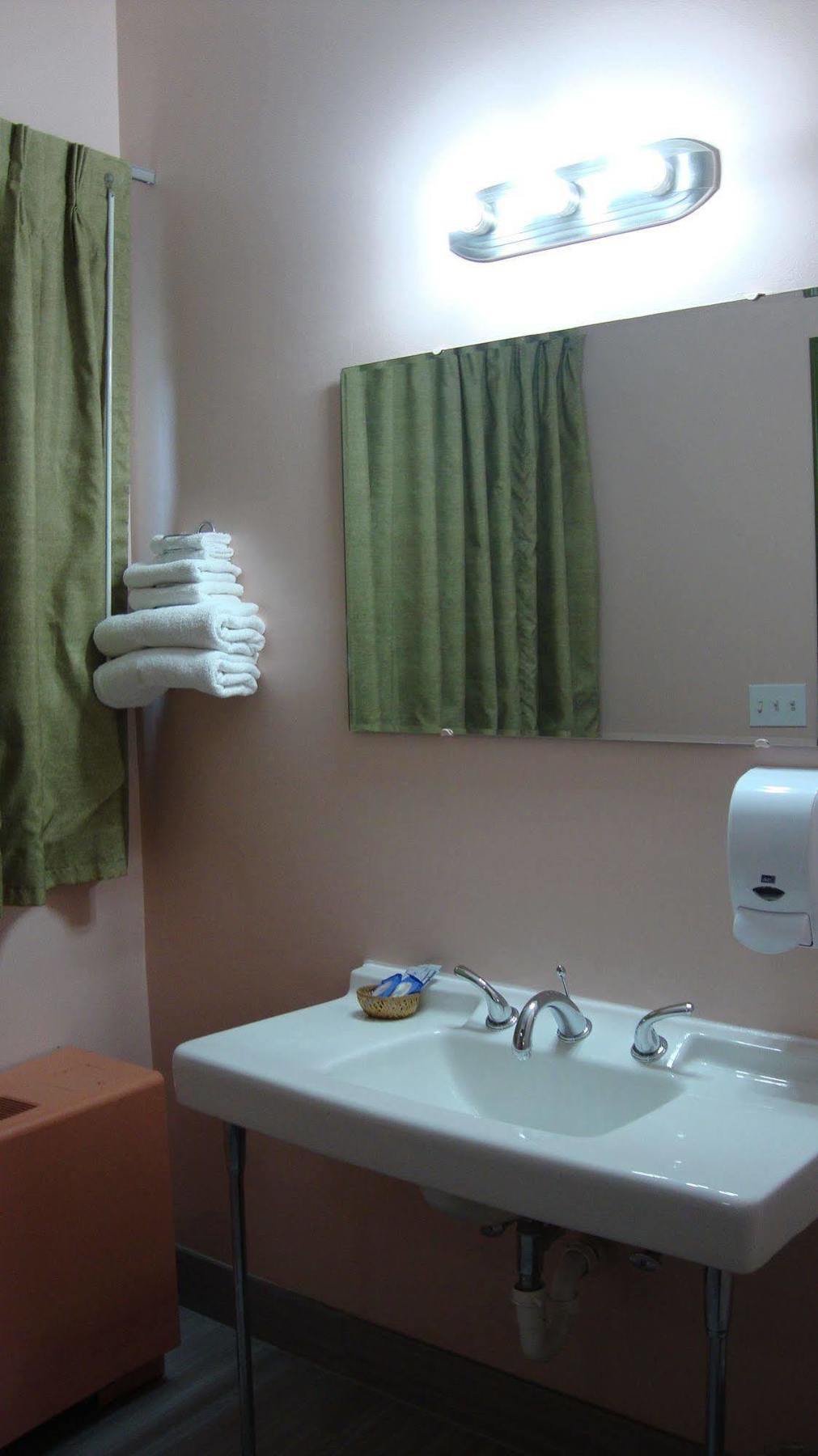 Pinconning Trail Inn Motel 외부 사진