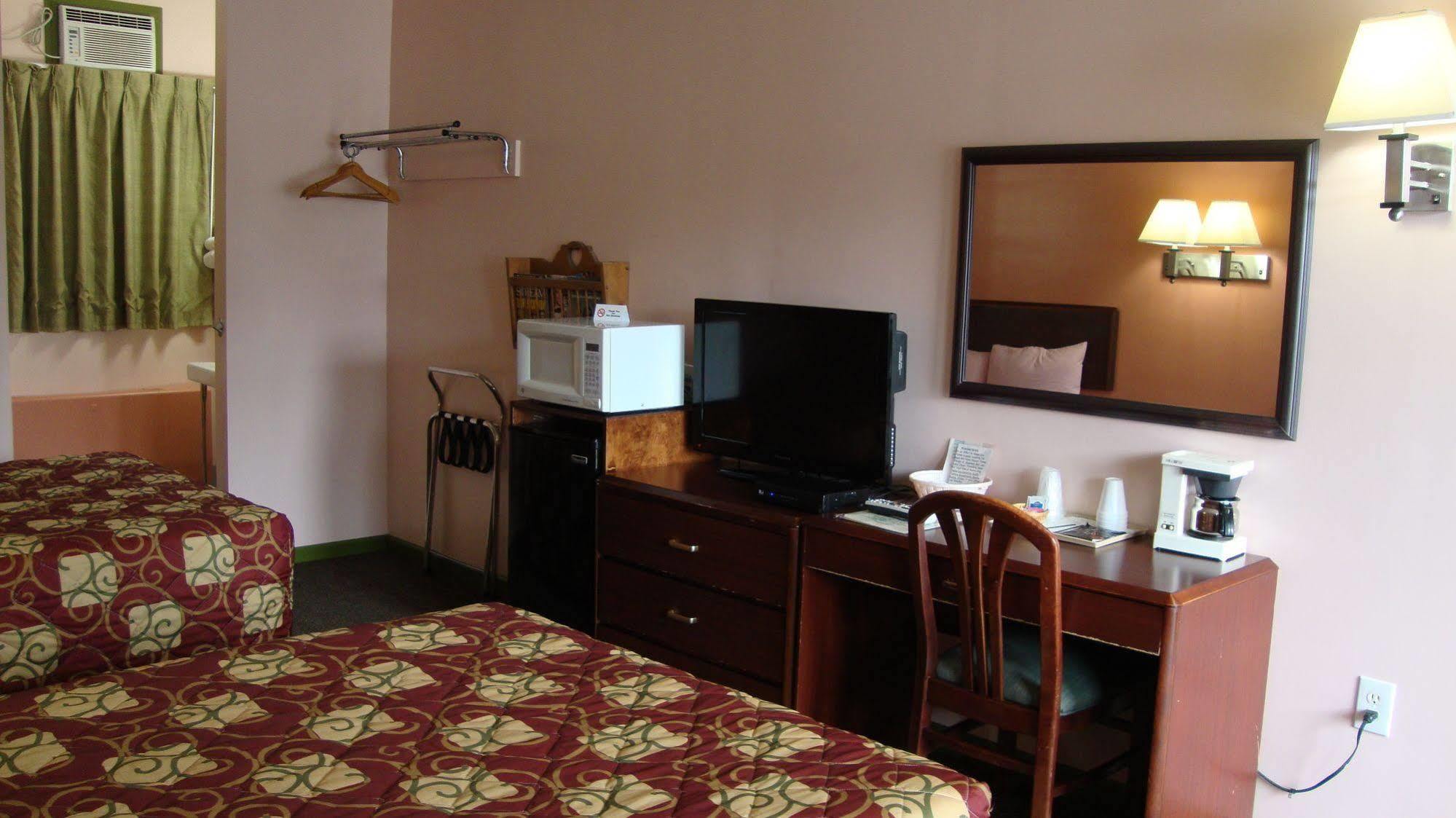 Pinconning Trail Inn Motel 외부 사진