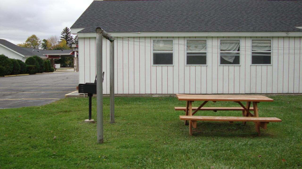 Pinconning Trail Inn Motel 외부 사진